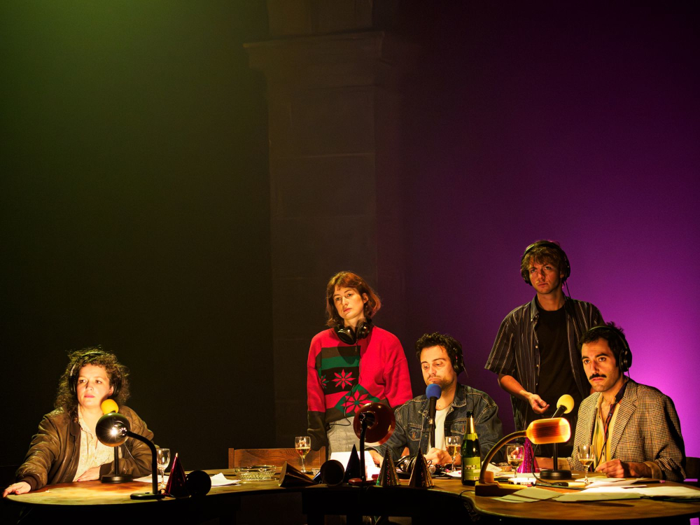 Ce soir j'ai de la fièvre et toi tu meurs de froid, de Julien Lewkowicz, sur l'émission Lune de fiel diffusée entre 1986 et 1989 sur Fréquence Gaie, création lumière de Jérôme Baudouin, créateur lumière en danse, théâtre et spectacle vivant.